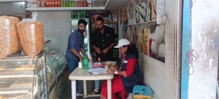 बने खाबो-बने रहिबो सघन जांच एवं जागरूकता अभिया के तहत मिठाइयों और नमकीन के लिए गए दर्जनों सैम्पल