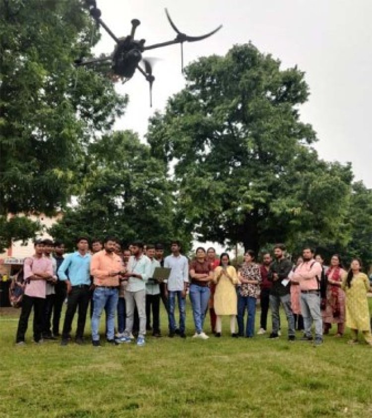 कृषि के विद्यार्थियों ने सीखा खेती में ड्रोन का उपयोग