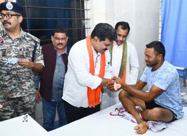 उपमुख्यमंत्री विजय शर्मा ने मेडिकल कॉलेज हॉस्पिटल पहुंच आईडी ब्लास्ट में घायल ग्रामीण और भालू के हमले में घायल जवान से भेंटकर पूछा स्वास्थ्य का हाल