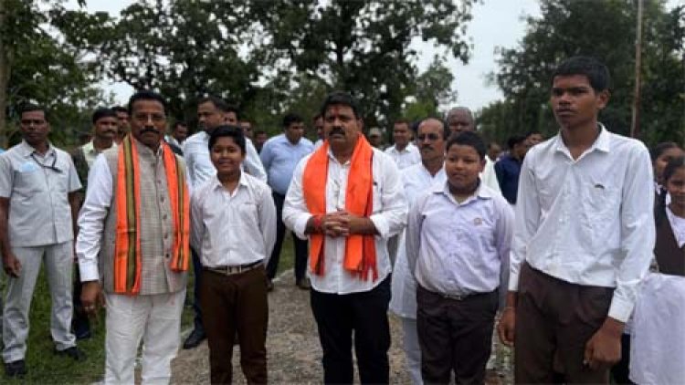 दंतेवाड़ा जिला के वनांचल शिक्षा सेवा प्रकल्प हीरानार पहुंचे उप मुख्यमंत्री विजय शर्मा