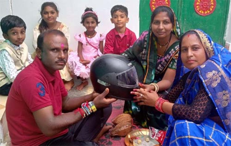 दो बहनों ने भाई को दिया सुरक्षा का अनोखा तोहफ़ा : राखी के साथ पहनाया हेलमेट