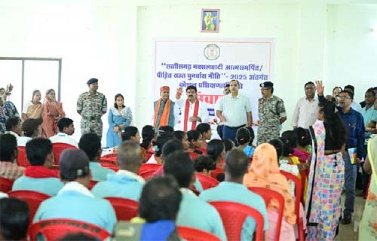 आत्मसमर्पित नक्सलियों के बीच पहुँचे उपमुख्यमंत्री विजय शर्मा