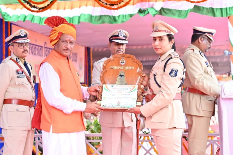 स्वतंत्रता दिवस समारोह में मुख्यमंत्री ने 35 पुलिस अधिकारियों एवं जवानों को पुलिस पदकों से किया सम्मानित