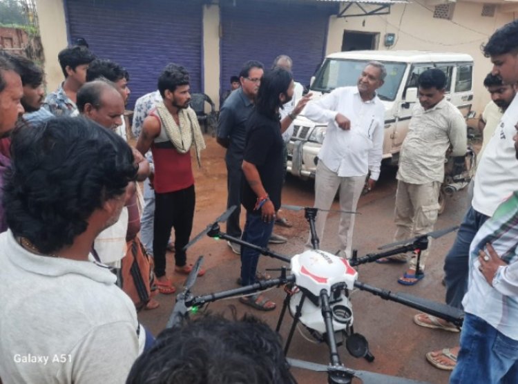 ड्रोन तकनीक से किया जा रहा है, नैनो यूरिया का छिड़काव