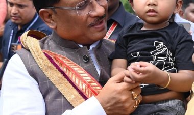 सरल और सहज मुख्यमंत्री विष्णु देव साय का दिखा अपनत्व, नन्हे इवान को गोद में लेकर किया दुलार
