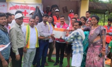 बाढ़ प्रभावित परिवारों को रेडक्रॉस सोसायटी द्वारा किचन सेट एवं हाईजीन किट का वितरण