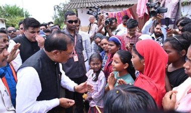 बाढ़ प्रभावितों का हाल जानने उनके बीच पहुँचे मुख्यमंत्री साय, अधिकारियों को राहत एवं पुनर्वास कार्यों में तेजी लाने के निर्देश