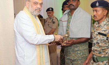 केन्द्रीय गृह एवं सहकारिता मंत्री अमित शाह ने कर्रेगुट्टालु पहाड़ी पर ‘ऑपरेशन ब्लैक फॉरेस्ट’ को सफलतापूर्वक अंजाम देने वाले सीआरपीएफ, छत्तीसगढ़ पुलिस, डीआरजीऔर कोबरा के जवानों से भेंट की और उन्हें सम्मानित किया