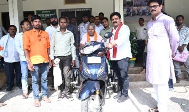 उप मुख्यमंत्री विजय शर्मा ने दिव्यांग युवक को दिया आगे बढ़ने का सहारा, अमर मरकाम को तत्काल मिली स्कूटी