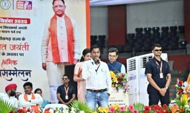 मुख्यमंत्री ने किया दीदी ई-रिक्शा चालक भुनेश्वरी साहू एवं मुख्यमंत्री नोनी बाबू मेधावी शिक्षा सहायता योजना के हितग्राही मनोज साहू से किया संवाद