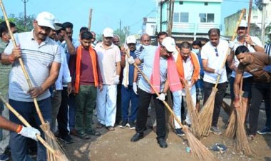 उप मुख्यमंत्री अरुण साव की अगुवाई में महामाया मंदिर से अस्पताल तक सफाई