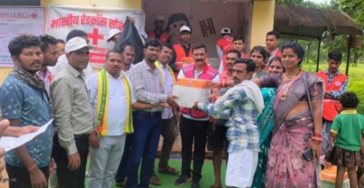 बाढ़ प्रभावित परिवारों को रेडक्रॉस सोसायटी द्वारा किचन सेट एवं हाईजीन किट का वितरण