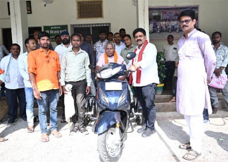 उप मुख्यमंत्री विजय शर्मा ने दिव्यांग युवक को दिया आगे बढ़ने का सहारा, अमर मरकाम को तत्काल मिली स्कूटी
