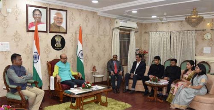 मानवीय संवेदनाओं के साथ कार्य करें:  डेका