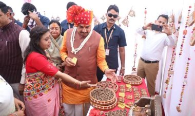 मुख्यमंत्री डॉ. यादव ने इंदौर में गोबर से स्वदेशी दीये बनाये जाने के नवाचार की सराहना की