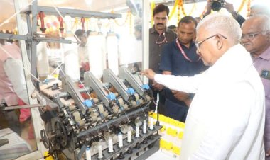 राज्यपाल पटेल ने गांधी जयंती पर की खादी उत्पादों की खरीदारी