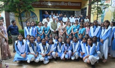 कस्तूरबा गांधी बालिका आवासीय विद्यालय रजपुरीकला पहुंचे राज्यपाल रमेन डेका