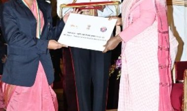 राष्ट्रपति ने एनएसएस के स्वयंसेवक आयुषी सिन्हा एवं सौमित दुबे को किया पुरस्कृत