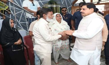 मुख्यमंत्री डॉ. यादव ने परासिया में प्रभावित परिवारों के घर जाकर की मुलाकात