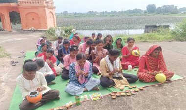 दीपावली पर मंडला की जनजातीय महिलाएं रच रहीं परंपरा और रंगों का संगम