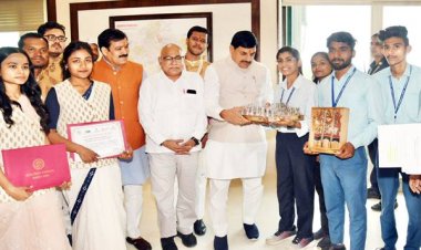 मुख्यमंत्री डॉ.यादव से आईटीआई के मेधावी प्रशिक्षणार्थियों ने की सौजन्य भेंट