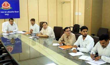 प्रधानमंत्री आदर्श ग्राम योजना के क्रियान्वयन में कोई कसर नहीं छोड़ें अधिकारी