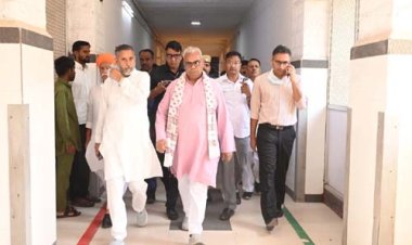 प्रभारी मंत्री मदन दिलावर महात्मा गांधी अस्पताल में भर्ती घायलों से मिले