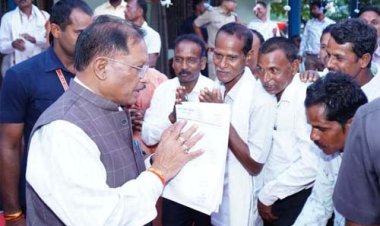 मुख्यमंत्री विष्णु देव साय को दीपपर्व की शुभकामनाएं देने बगिया में लगा रहा तांता