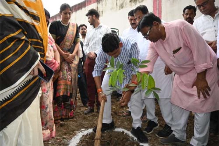 महात्मा गांधी की स्वच्छता के संदेश को घर-घर पहुंचाना है: मंत्री टंकराम वर्मा