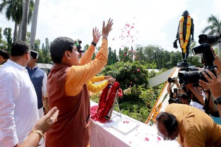 मुख्यमंत्री डॉ. यादव ने राष्ट्रपिता महात्मा गांधी को श्रद्धांजलि अर्पित की