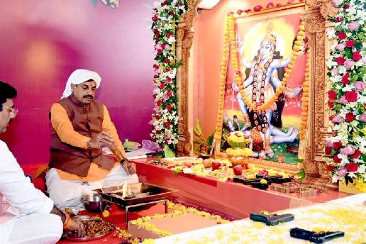 मुख्यमंत्री डॉ. यादव ने मुख्यमंत्री निवास में किया शस्त्र पूजन