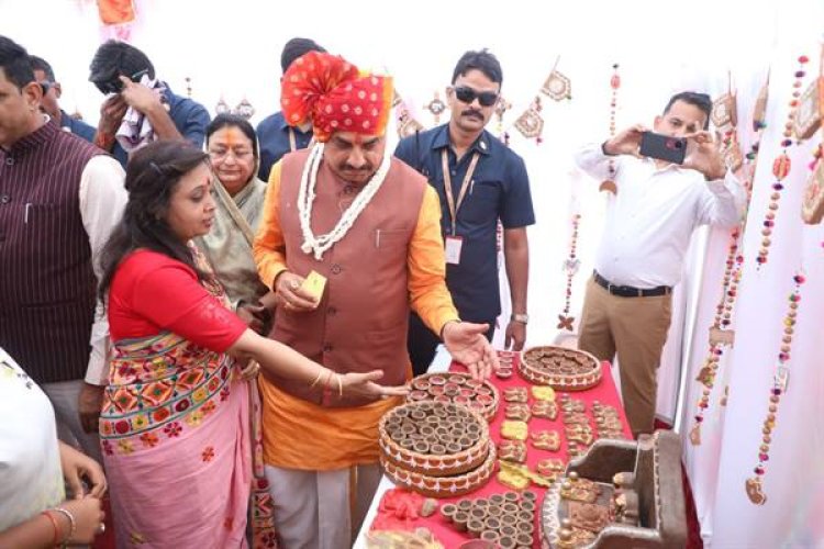मुख्यमंत्री डॉ. यादव ने इंदौर में गोबर से स्वदेशी दीये बनाये जाने के नवाचार की सराहना की
