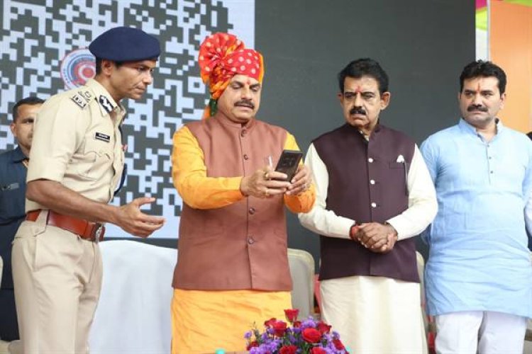 मुख्यमंत्री डॉ. यादव ने मोबाइल से क्यूआर कोड स्कैन कर लांच किया इंदौर पुलिस का चेटबॉट