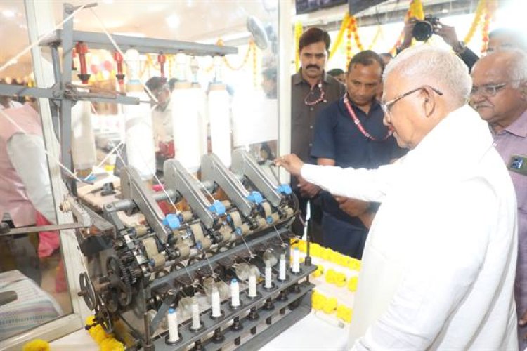 राज्यपाल पटेल ने गांधी जयंती पर की खादी उत्पादों की खरीदारी