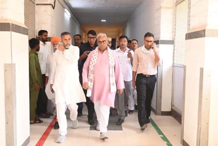 प्रभारी मंत्री मदन दिलावर महात्मा गांधी अस्पताल में भर्ती घायलों से मिले