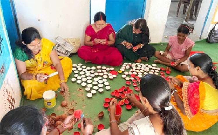 स्व-सहायता समूहों की मेहनत में रंग भर रहा है बिहान बाजार