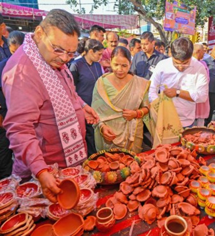 मुख्यमंत्री भजनलाल शर्मा ने स्ट्रीट वेंडर्स से की दीपावली की खरीदारी, दिया वोकल फॉर लोकल का संदेश