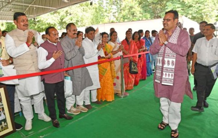 मुख्यमंत्री निवास पर दीपावली मिलन कार्यक्रम, वोकल फॉर लोकल को अपनाते हुए स्थानीय उत्पादों की करें खरीद: मुख्यमंत्री भजनलाल शर्मा