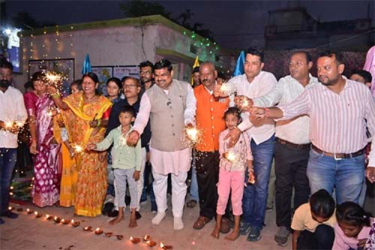 शिक्षा मंत्री गजेन्द्र यादव ने बच्चों संग “विष्णु के दिया”  कार्यक्रम में मनाई दीपावली, शिक्षा, संस्कृति और आनंद का संगम