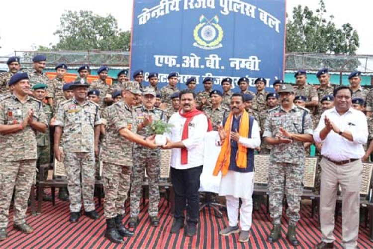 उपमुख्यमंत्री विजय शर्मा ने दूरस्थ ग्राम नंबी में सीआरपीएफ कैंप के जवानों से की मुलाकात