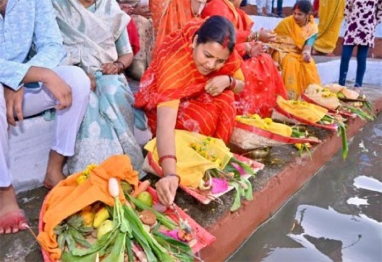 मंत्री लक्ष्मी राजवाड़े ने , सूर्यदेव को अर्पित किया संध्या अर्घ्य