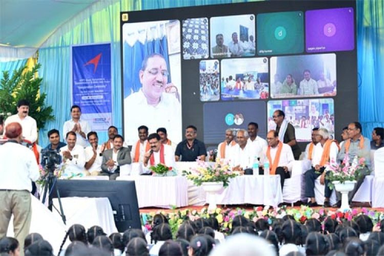 बच्चों के संग विद्यार्थी बने उपमुख्यमंत्री विजय शर्मा