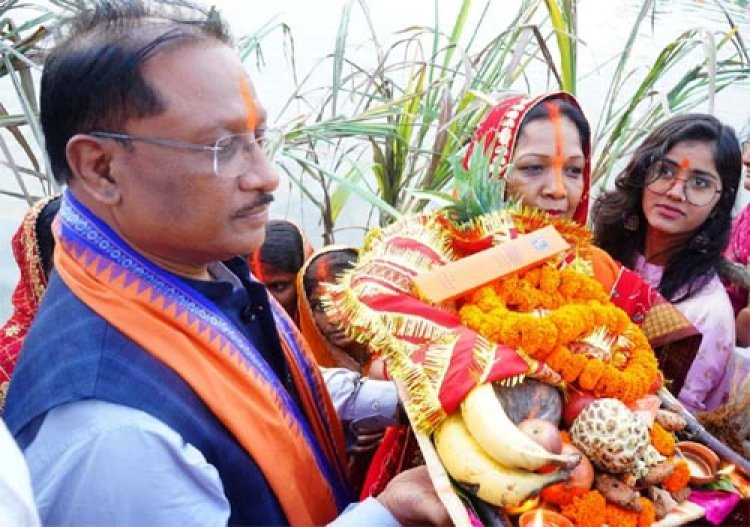 मुख्यमंत्री साय ने कुनकुरी छठ घाट में सूर्य को दिया अर्घ्य:प्रदेश के सुख, समृद्धि और खुशहाली की कामना की