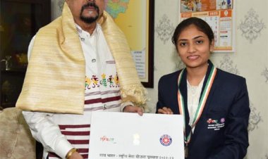 राष्ट्रपति पुरस्कार से सम्मानित एनएसएस की छात्रा लेखनी साहू ने राज्यपाल से की सौजन्य भेंट