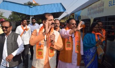 सरगुजा संभाग के 850 श्रद्धालु विशेष ट्रेन से अयोध्या धाम के लिए हुए रवाना