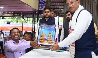 जनदर्शन में अद्भुत दृश्य:भिलाई के अंकुश देवांगन ने मुख्यमंत्री को भेंट की संगमरमर पर बनी प्रधानमंत्री नरेंद्र मोदी की सूक्ष्म प्रतिमा