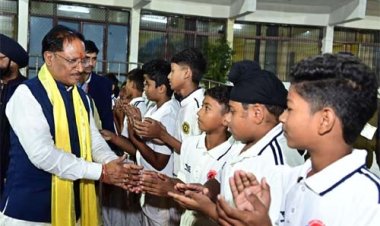 मुख्यमंत्री ने स्टेडियम में किया राजा रघुराज सिंह की प्रतिमा का अनावरण