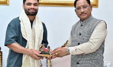 भारतीय क्रिकेट टीम के बल्लेबाज़ रिंकू सिंह ने मुख्यमंत्री से की सौजन्य मुलाकात