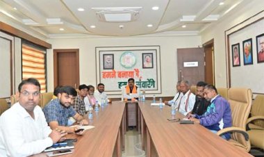 शिक्षा मंत्री गजेन्द्र यादव ने नवा रायपुर निवास में सुना प्रधानमंत्री नरेंद्र मोदी के ‘मन की बात’ का 128वां एपिसोड