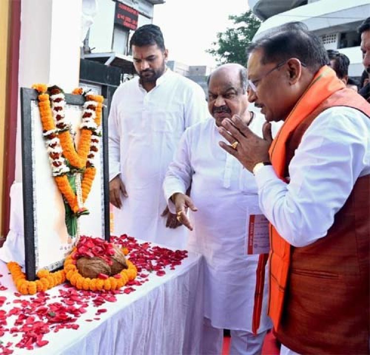 मुख्यमंत्री ने छत्तीसगढ़ महतारी की प्रतिमा पर माल्यार्पण कर उन्हें नमन किया